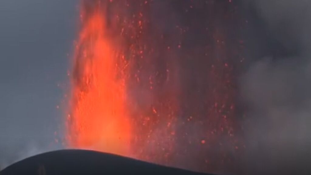 El rugido del volcán no cesa y su nube se hace más espesa