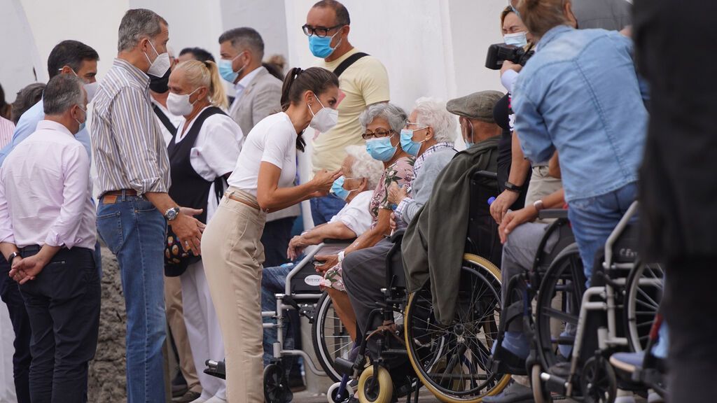 Los reyes de España visitan la Palma para arropar a sus vecinos