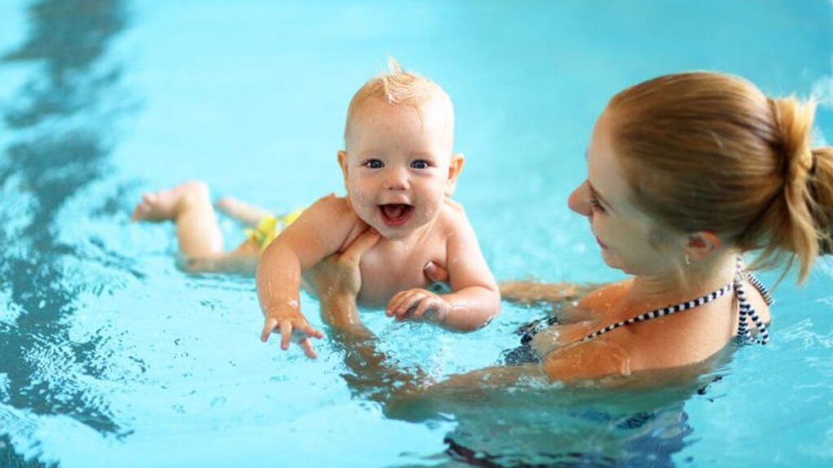 ¿Con cuántos meses puedo apuntar a mi bebé a natación? Todas las ventajas de este deporte para tu pequeño.