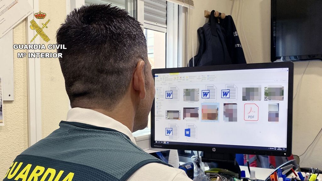 La Guardia Civil detiene a un médico en Sevilla por grabar en consulta partes íntimas de sus pacientes sin autorización