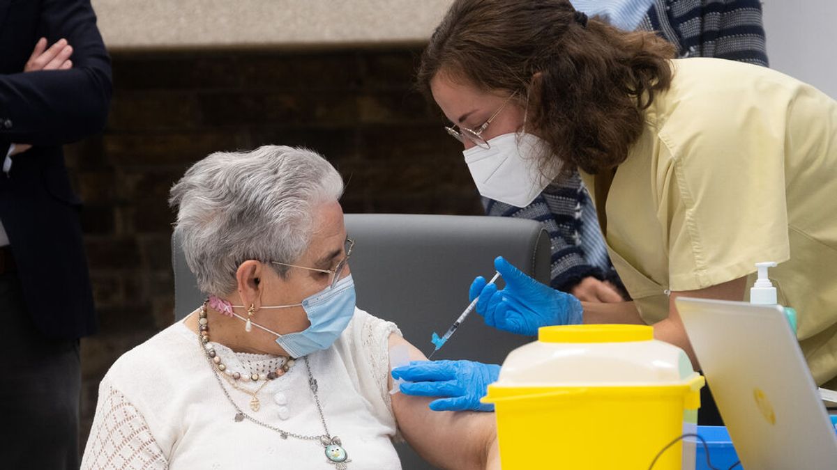La FDA autoriza la tercera dosis para mayores de 65 años y sanitarios en Estados Unidos La FDA autoriza la tercera dosis para mayores de 65 años y sanitarios en Estados Unidos