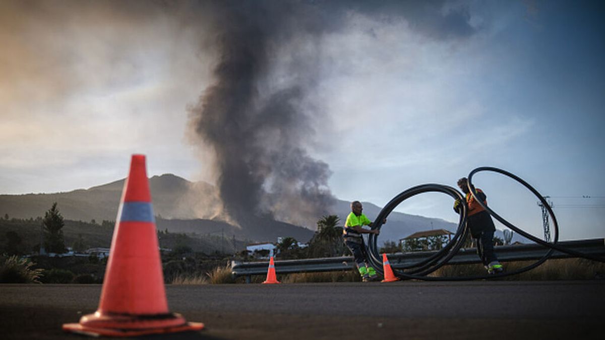 La fase más explosiva del volcán confina varias localidades e impide la labor de los bomberos La fase más explosiva del volcán confina varias localidades e impide la labor de los bomberos