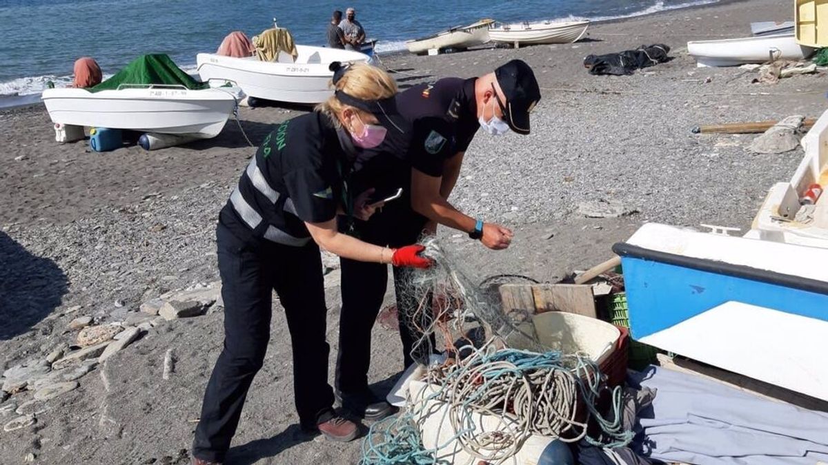 Decomisados 2,2 kilos de redes en la operación más importante contra la pesca ilegal en Andalucía Decomisados 2,2 kilos de redes en la operación más importante contra la pesca ilegal en Andalucía