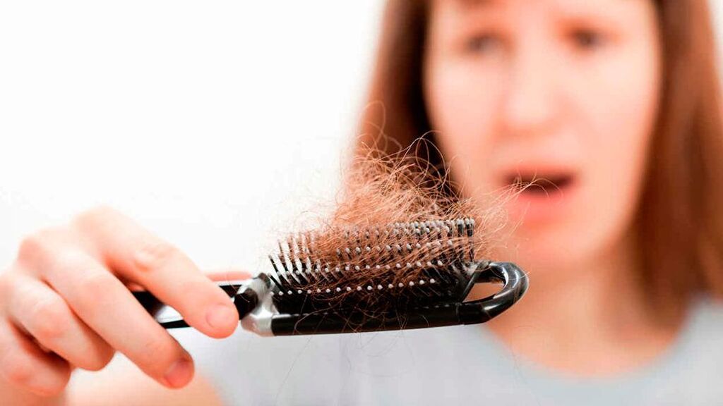 Cómo evitar la caída del cabello en otoño: los trucos para fortalecer el pelo y que no deberás hacer.