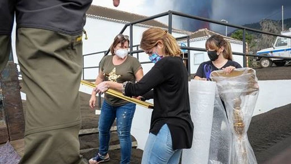Evacuan la ermita de Las Manchas, sacan el patrimonio cultural y crean un modelo 3D ante la amenaza del volcán Evacuan la ermita de Las Manchas, sacan el patrimonio cultural y crean un modelo 3D ante la amenaza del volcán