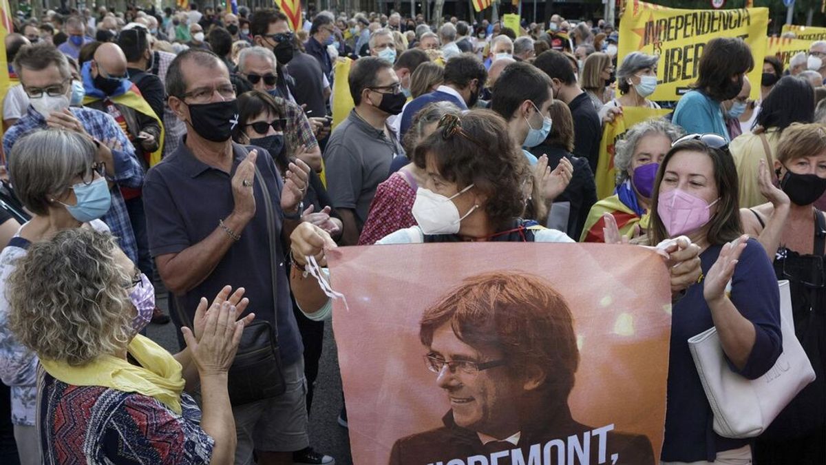 Cientos de personas protestan frente al consulado de Italia por la detención de Puigdemont