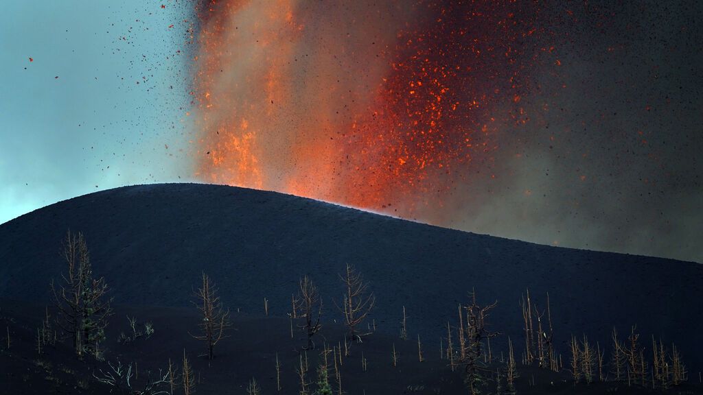 Las explosiones del volcán generan dos grandes nubes de ceniza