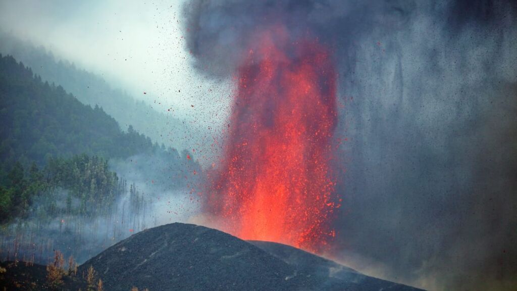 El volcán de la Palma expulsando lava