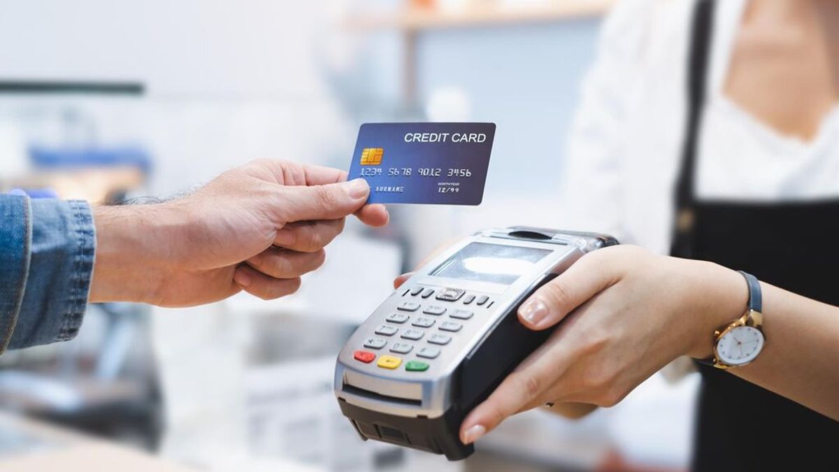 Un banco de Córdoba anula ahora una reclamación de cuatro céntimos por una compra en Galerías Preciados Un banco de Córdoba anula ahora una reclamación de cuatro céntimos por una compra en Galerías Preciados