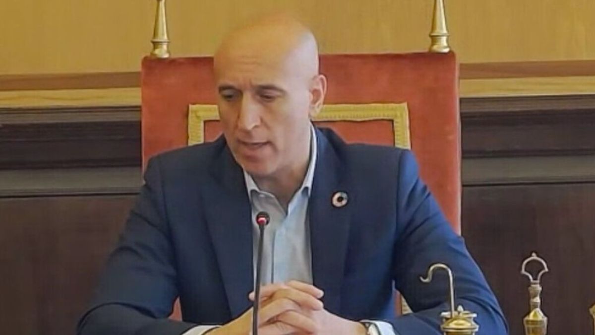 El Ayuntamiento de León reclamará a la RAE "no reconocer" el término 'castellanoleonés' El Ayuntamiento de León reclamará a la RAE "no reconocer" el término 'castellanoleonés'