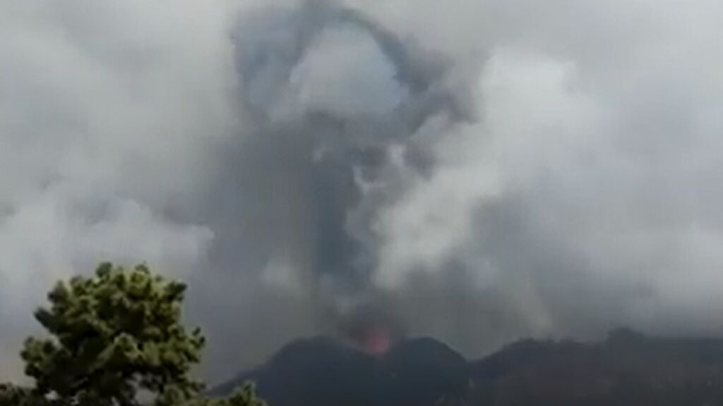El ruido de la explosión extrema que crea otra boca en el volcán de la Palma
