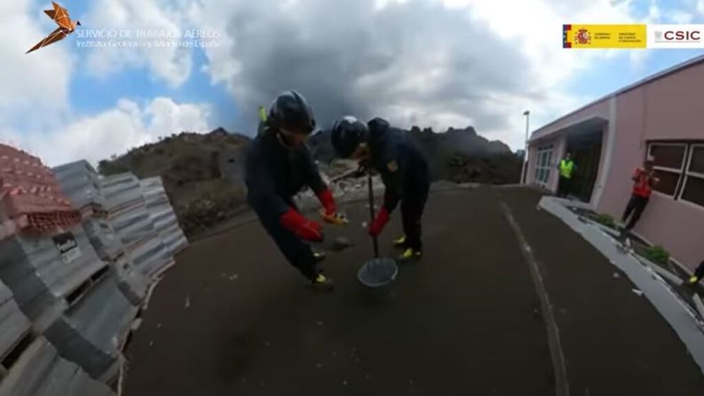 Equipos del IGME y de la UME toman muestras de lava y gases en La Palma