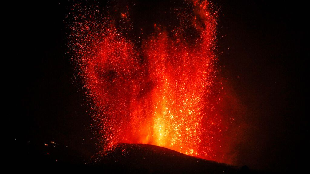 El volcan registra potenes explosiones en la noche del jueve