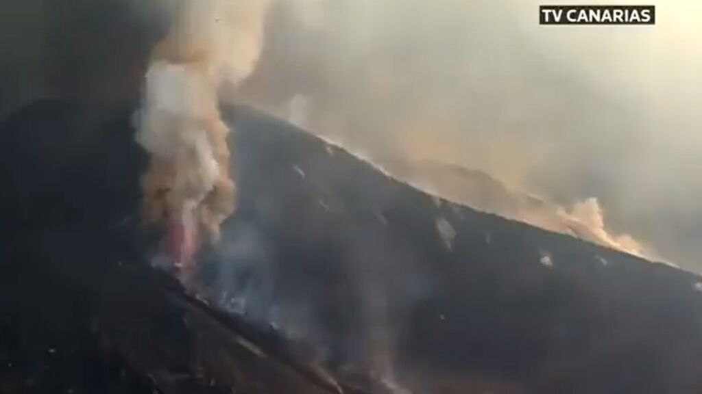 Momento de la explosión extrema del volcán de La Palma
