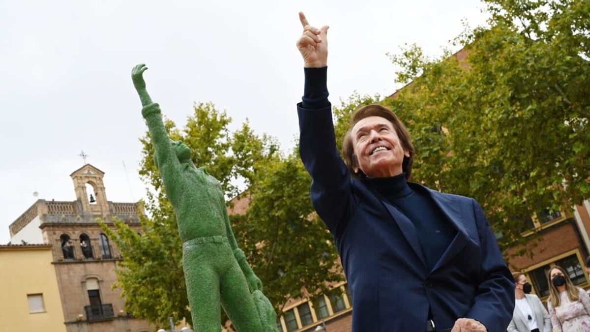 Raphael será eterno en Linares con su estatua en vidrio reciclado Raphael será eterno en Linares con su estatua en vidrio reciclado