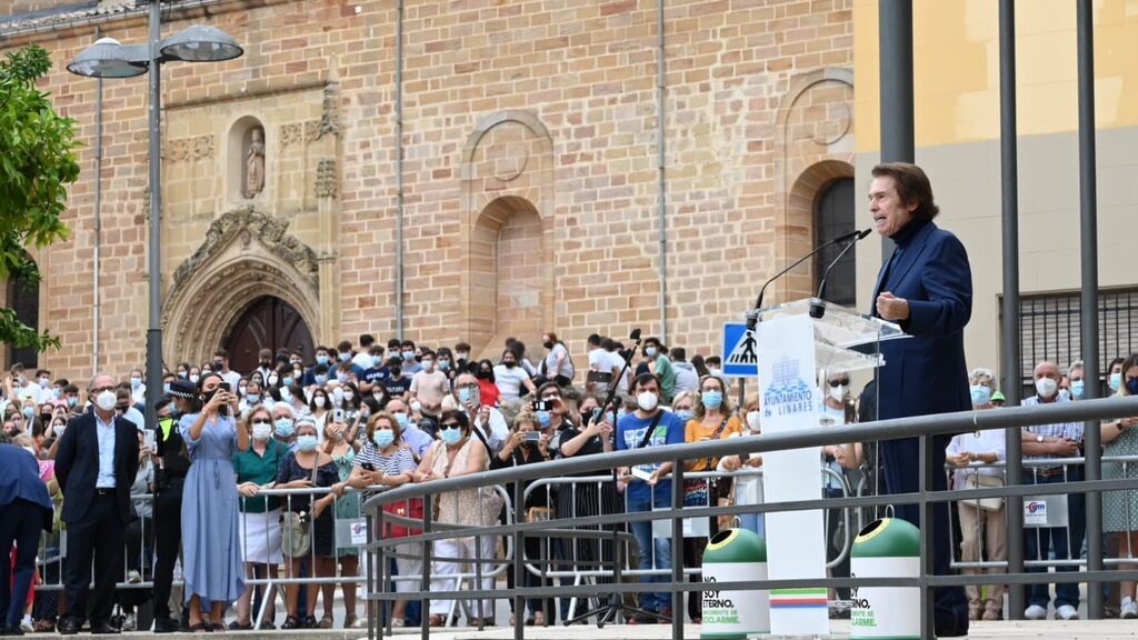 Raphael en la plaza del Ayuntamiento de Linares