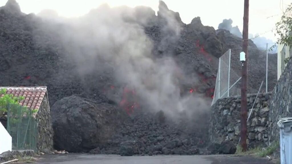 La lava sigue avanzando lentamente en La Palma