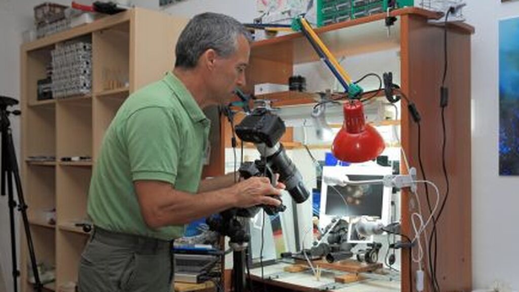 Facundo Cabrera, realizando sus microfotografías