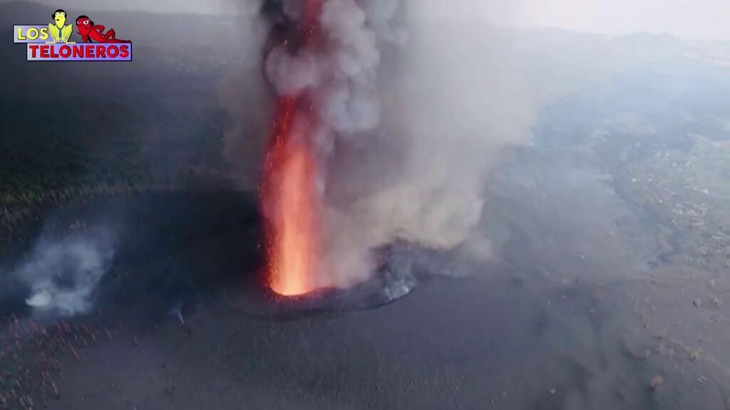 Un dron vuela a escasos metros del las lenguas de lava de La Palma
