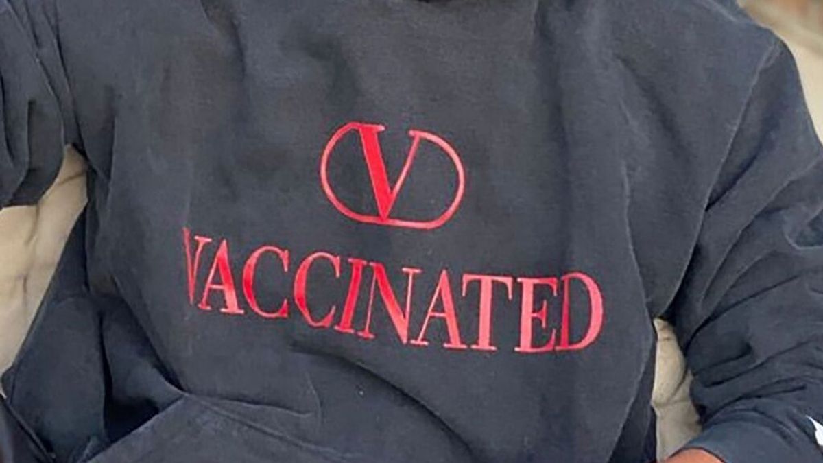 La firma Valentino convierte una parodia de su marca en un impulso solidario provacunas La firma Valentino convierte una parodia de su marca en un impulso solidario provacunas