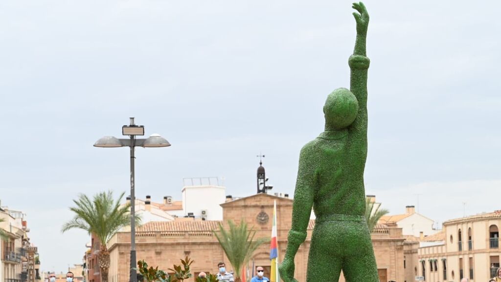 La estatua de vidrio reciclado de Raphael en Linares