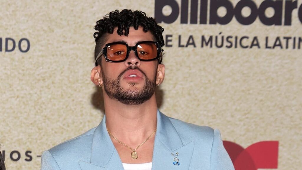 Bad Bunny desfila por primera vez con su novia por la alfombra de los Billboard Latin Music Awards