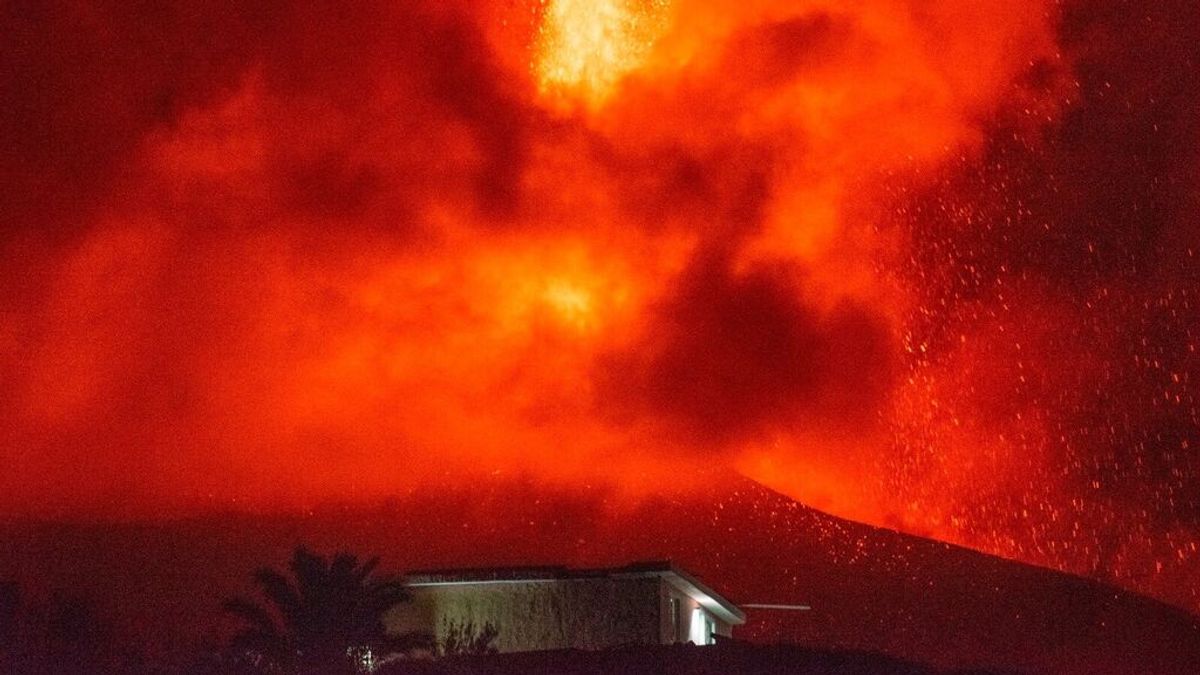 Las explosiones del volcán, como agitar una botella de cava: "Pero al volcán no podemos ponerle un tapón" Las explosiones del volcán, como agitar una botella de cava: "Pero al volcán no podemos ponerle un tapón"