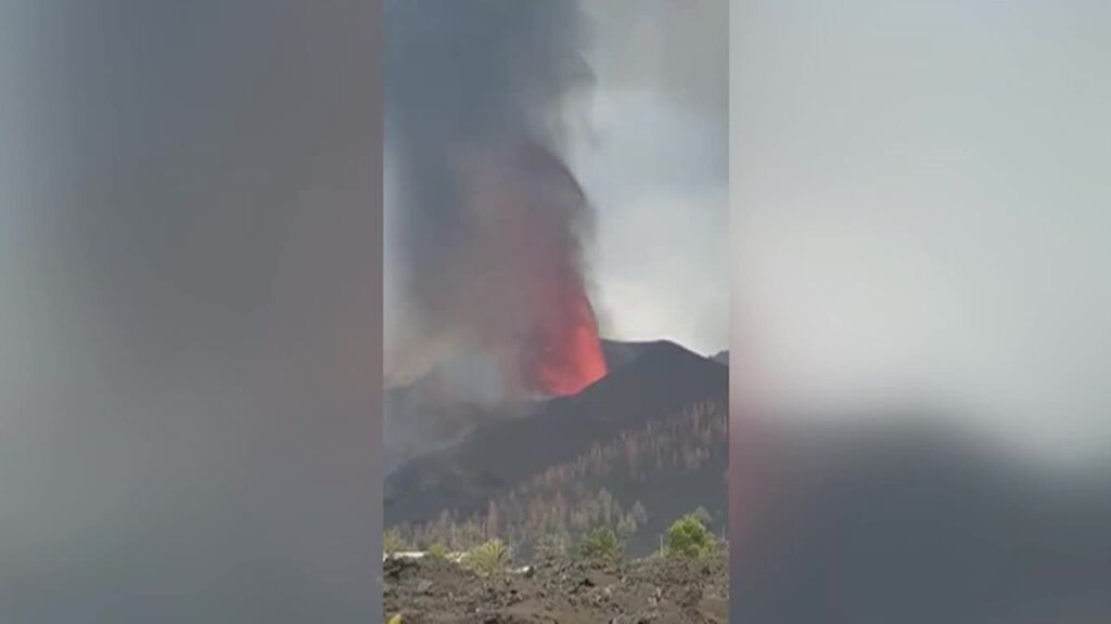 ¿Por qué echa humo blanco el volcán de Cumbre Vieja en La Palma?