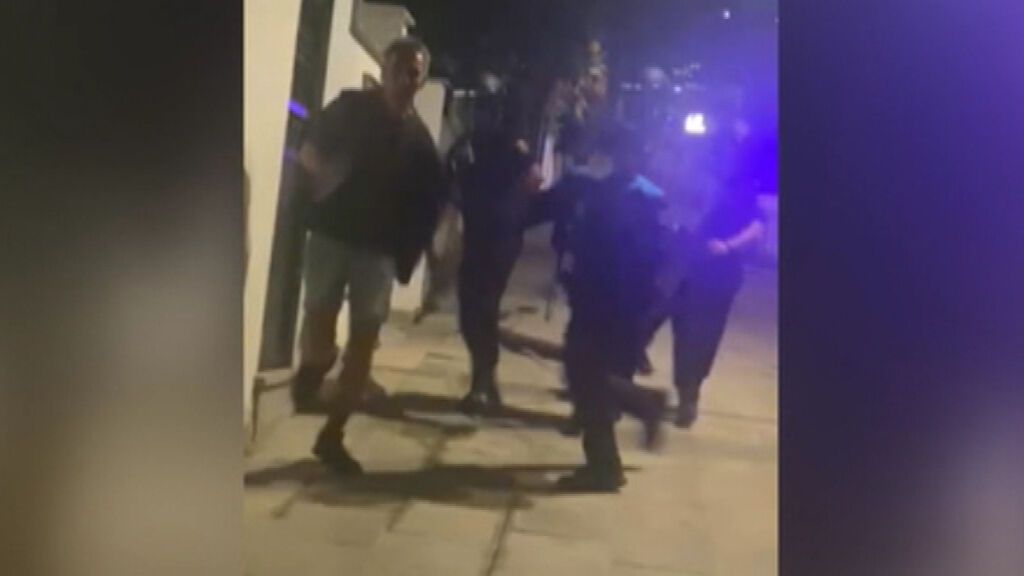 Cargas policiales y salvas al aire para disolver una concentración de jóvenes de madrugada en Santiago