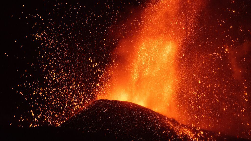 El cono del volcán de La Palma se rompe y deja "una colada enorme" que va en dirección al mar