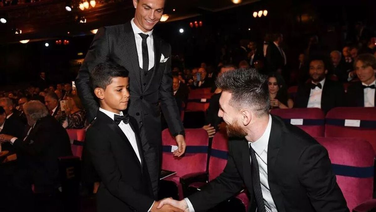 El hijo de Cristiano Ronaldo, cuando conoció a Messi: "Ese no es, es muy bajito" El hijo de Cristiano Ronaldo, cuando conoció a Messi: "Ese no es, es muy bajito"