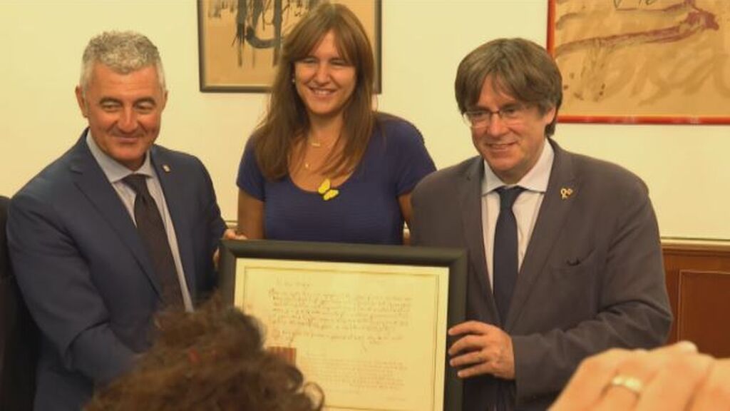 Puigdemont y Borràs se ven en el Ayuntamiento de Alguer