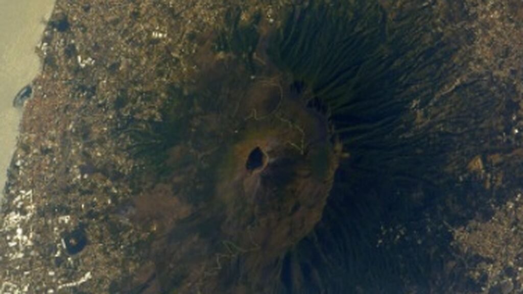 La foto viral del Vesubio, uno de los volcanes más mortíferos de la historia, desde el espacio