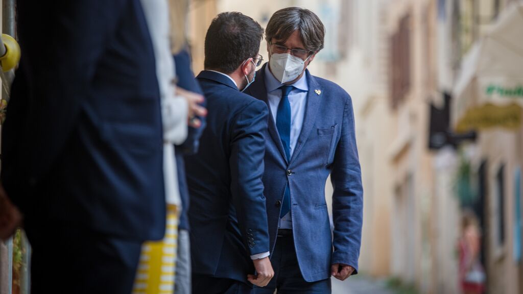Aragonès y Puigdemont se dan el puño y se abrazan, pero evitan una comparecencia conjunta
