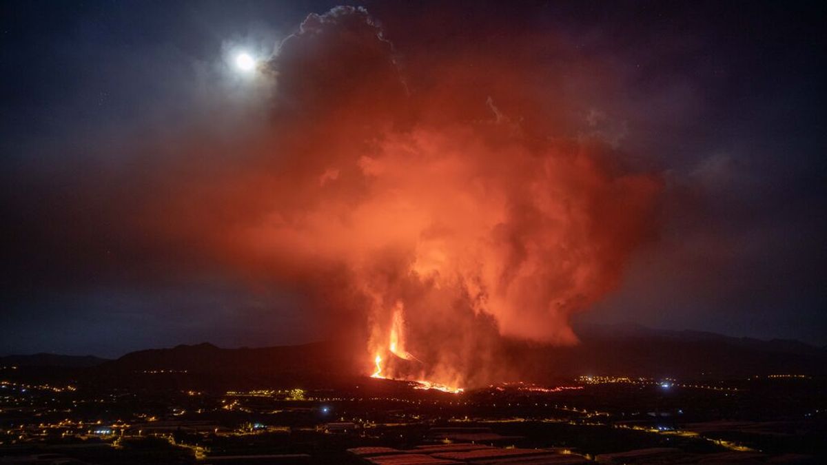 El volcán de La Palma intensifica su actividad pero dentro de una erupción típica canaria