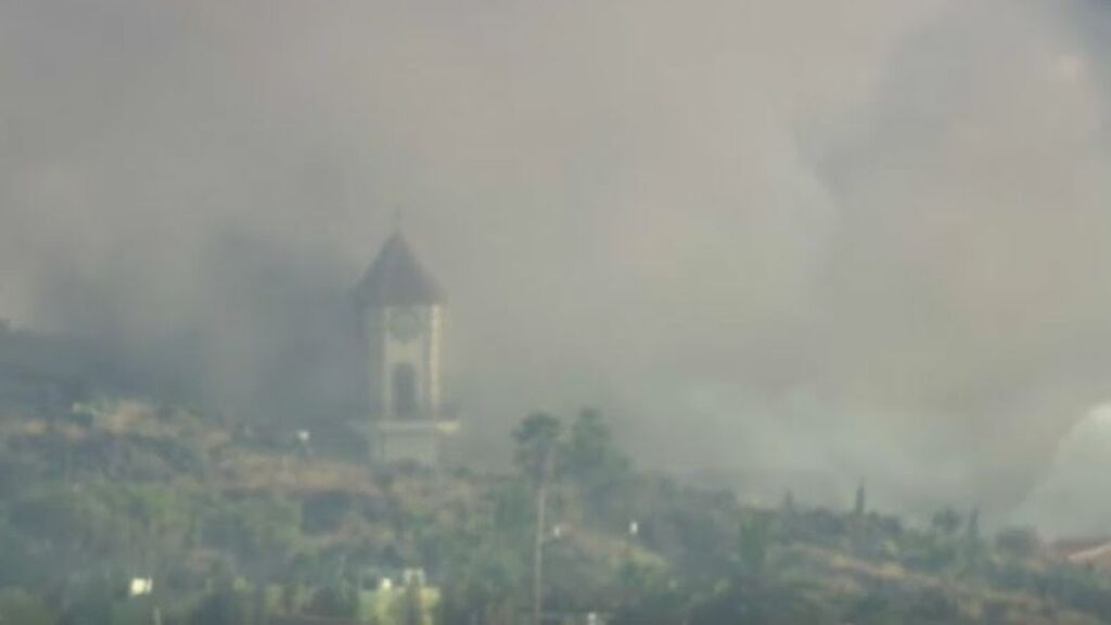 La iglesia de Todoque termina engullida por el avance de la lava en La Palma