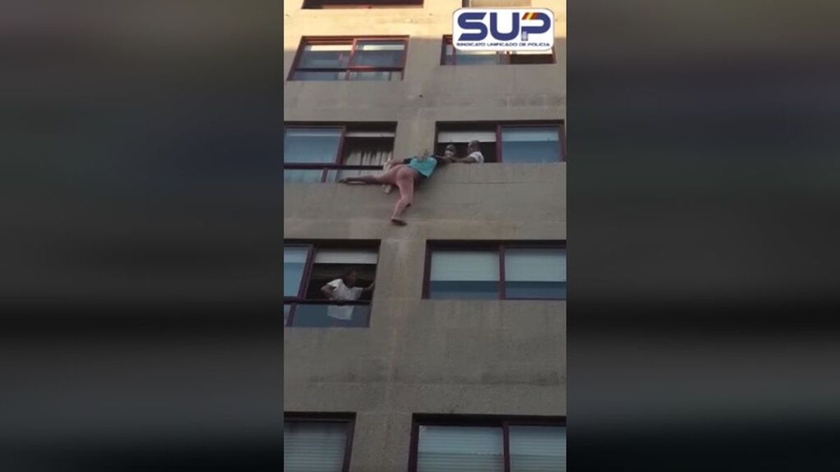 Rescate 'in extremis' en Pontevedra: salvan a una mujer que se iba a lanzar desde un cuarto piso