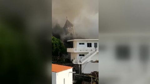 La colada de lava provoca el derrumbe de la iglesia de Todoque La colada de lava provoca el derrumbe de la iglesia de Todoque