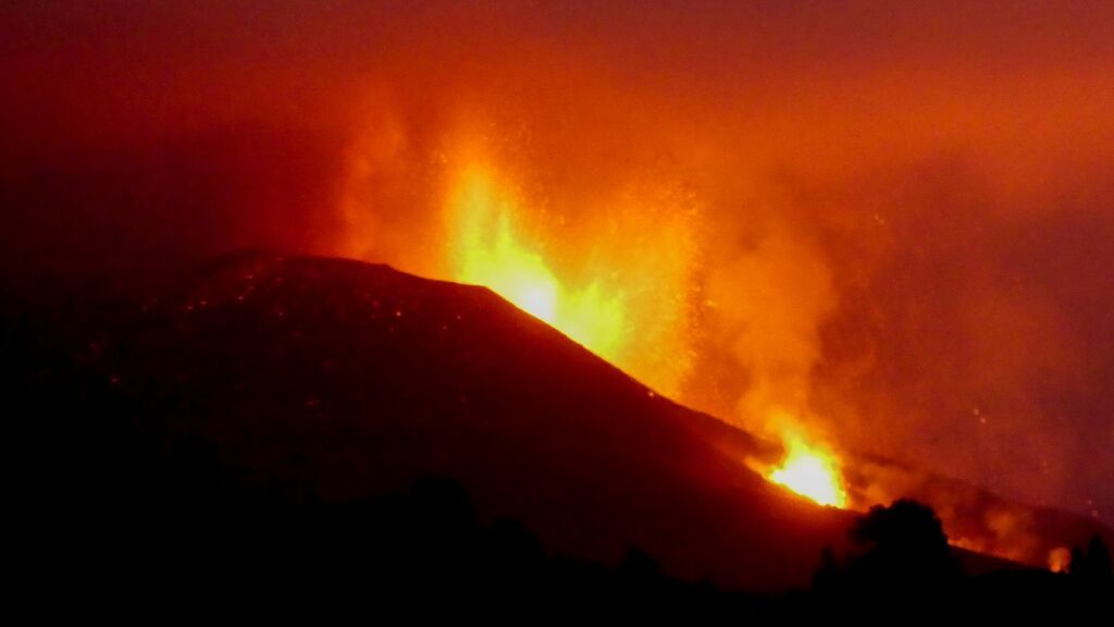 La lava del volcán de La Palma toma velocidad: avanza hacia la costa e irrumpe de forma agresiva en Todoque