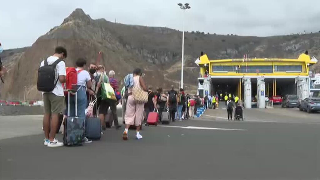 El aeropuerto de La Palma recupera la operatividad tras la limpieza de ceniza