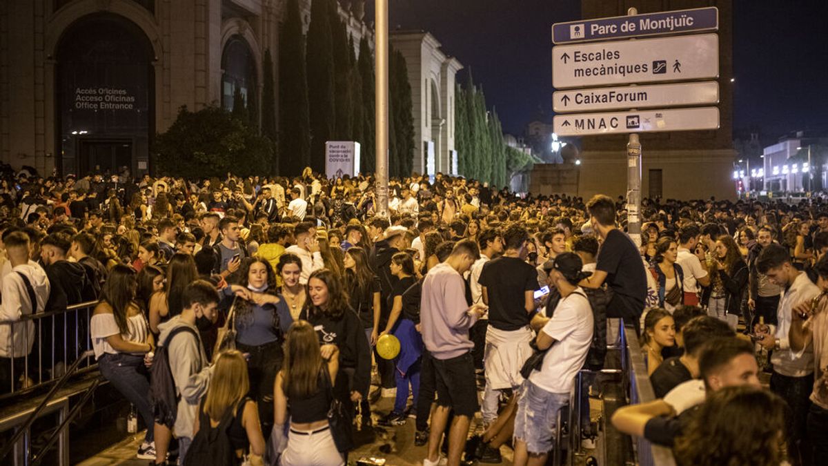 Darias avisa ante los macrobotellones del fin de semana: "Las vacunas hacen su trabajo, pero por sí solas no pueden" Darias avisa ante los macrobotellones del fin de semana: "Las vacunas hacen su trabajo, pero por sí solas no pueden"