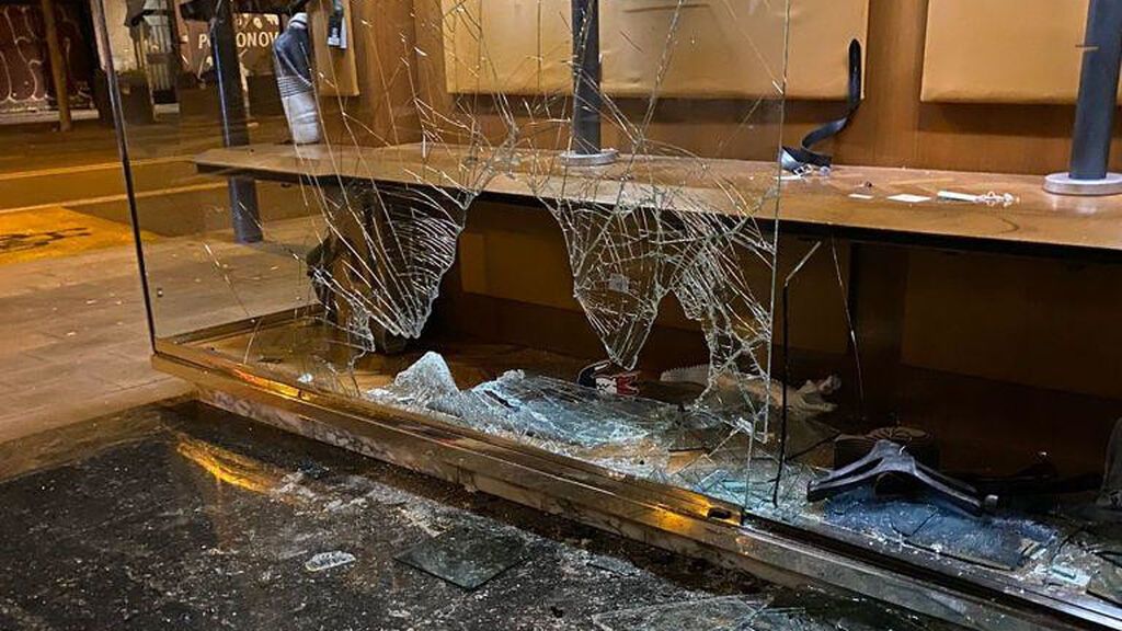 Los propietarios de una tienda destrozada en Barcelona plantaron cara a los vándalos