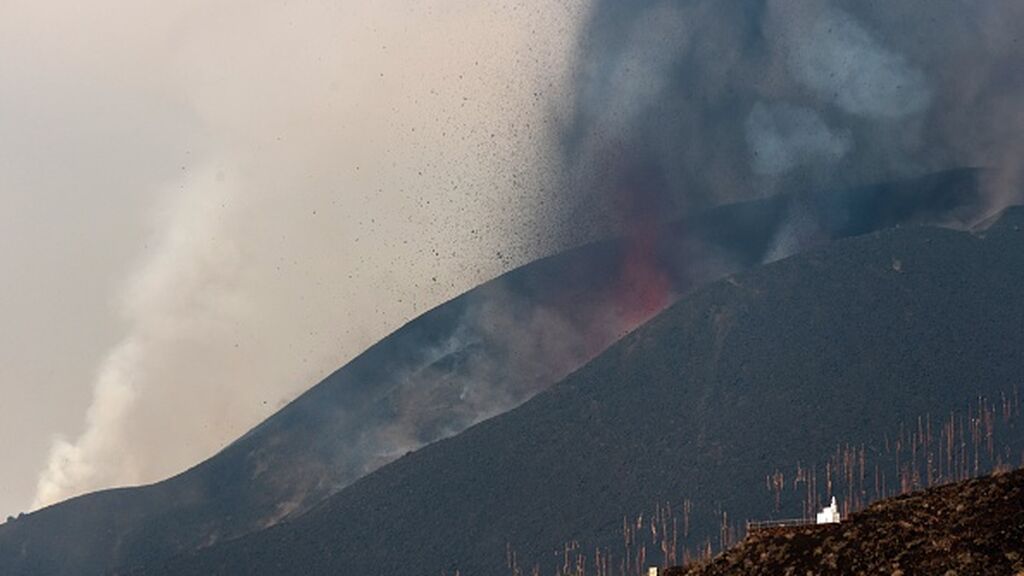 El volcán de La Palma vuelve a emitir lava y humo por su cono principal tras estar parado durante unas horas