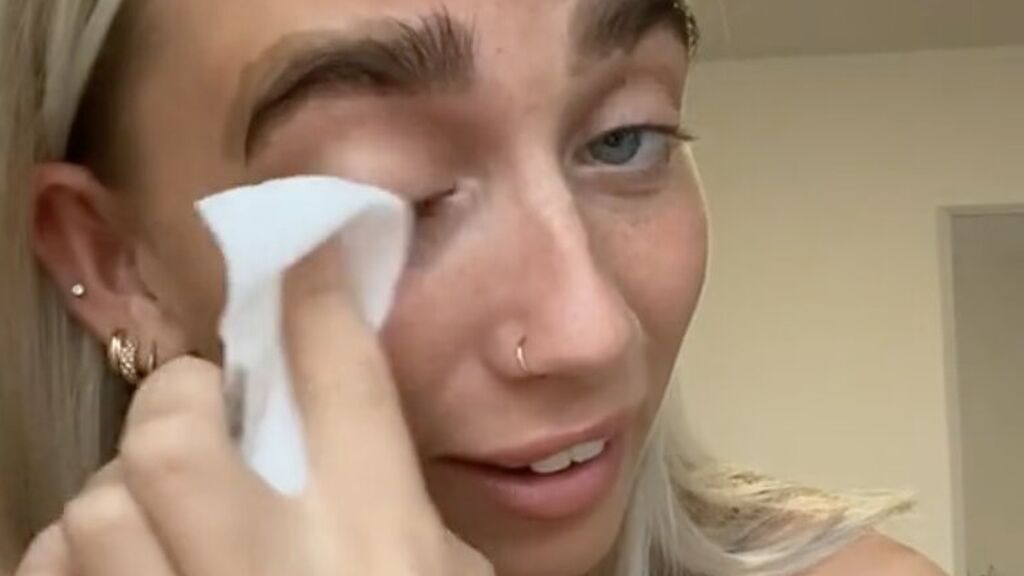 Una tiktoker se intenta teñir las cejas en casa y sale mal: "Cuando dejas el tinte demasiado tiempo"