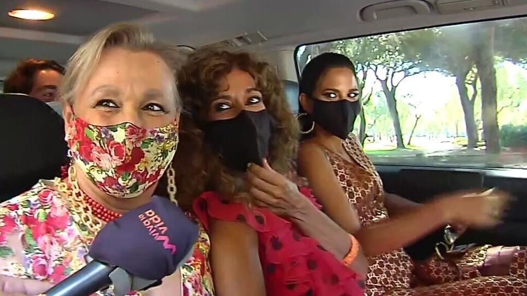 Rosario y su hija, Lola, camino a la boda de Elena Furiase