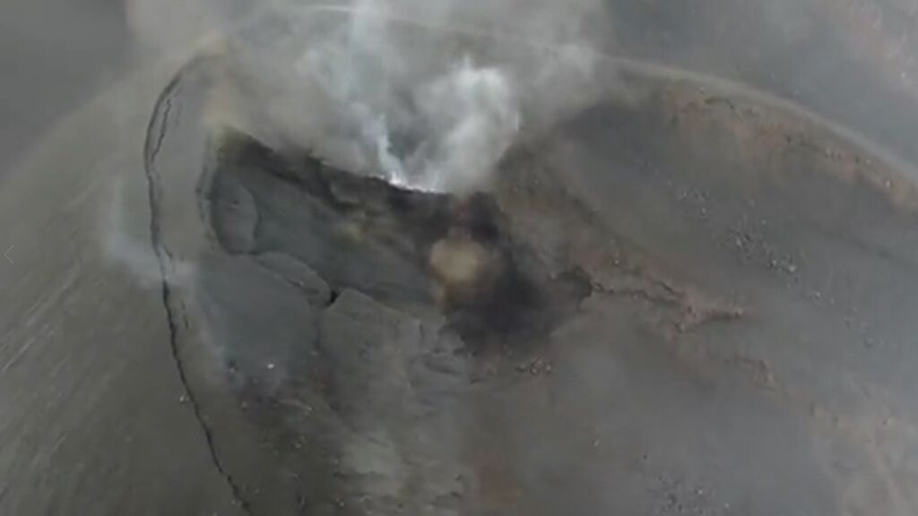 El volcán de La Palma vuelve a emitir lava tras varias horas parado