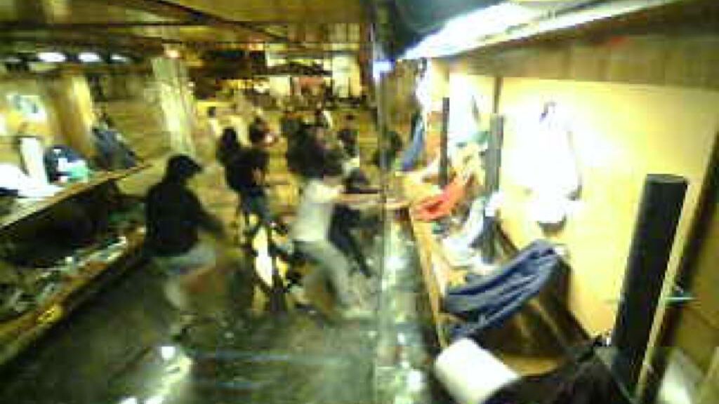 Los propietarios de una tienda destrozada en Barcelona plantaron cara a los vándalos