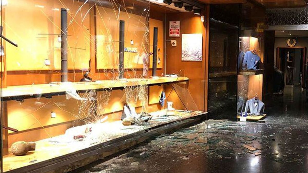 Los propietarios de una tienda saqueada en Barcelona plantaron cara a los vándalos: "Se sienten impunes" Los propietarios de una tienda saqueada en Barcelona plantaron cara a los vándalos: "Se sienten impunes"