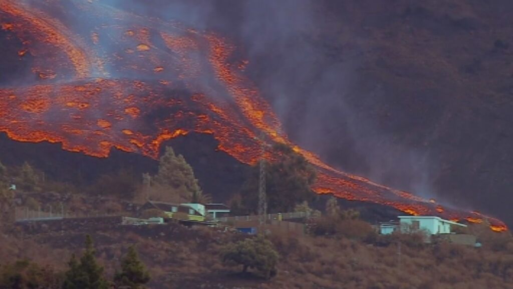 El volcán de La Palma emite una riada de lava tras varias horas en calma