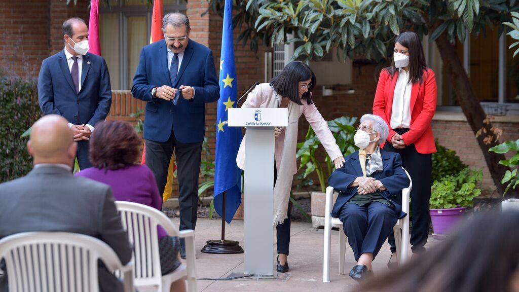 Araceli, primera vacunada de España, recibe la tercera dosis